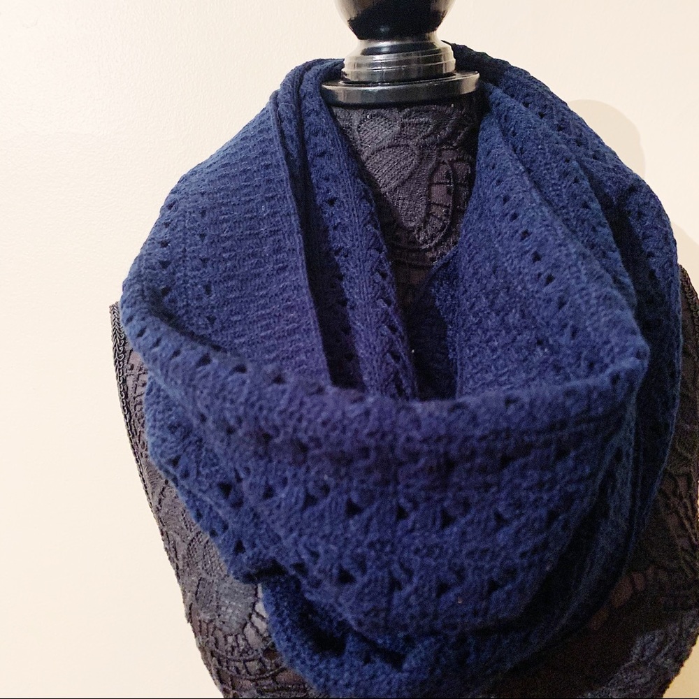 💛 Beautiful Knitted Navy Blue Scarf
